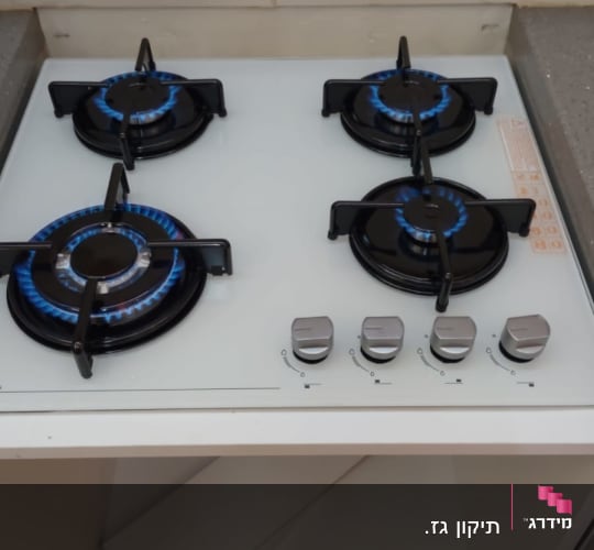 כיריים גז עם ארבעה מבערים דולקים
